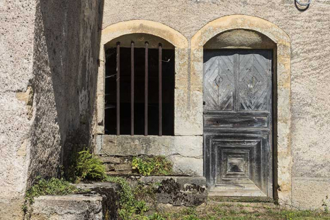 Détail sur les ouvertures avec leurs arcs segmentaires délardés. © Région Bourgogne-Franche-Comté, Inventaire du patrimoine Détail sur les ouvertures avec leurs arcs segmentaires délardés. © Région Bourgogne-Franche-Comté, Inventaire du patrimoine