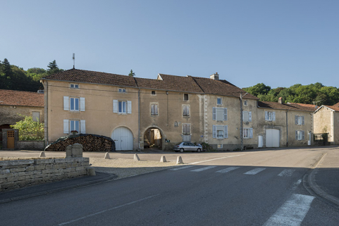 Rue des Ecoles avec l'ancienne laiterie au centre. © Région Bourgogne-Franche-Comté, Inventaire du patrimoine