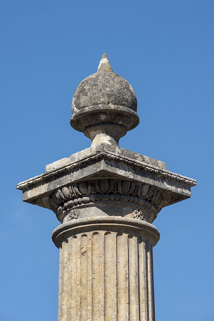 Le chapiteau avec pot-à-feu. © Région Bourgogne-Franche-Comté, Inventaire du patrimoine