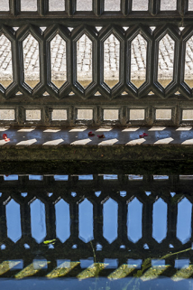 L'ombre du garde-corps dans le bassin. © Région Bourgogne-Franche-Comté, Inventaire du patrimoine
