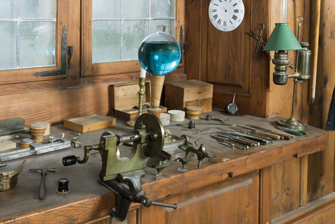 Atelier d'horloger dans une ferme : établi et outillage (reconstitution du Musée paysan et artisanal, La Chaux-de-Fonds). © Région Bourgogne-Franche-Comté, Inventaire du patrimoine