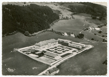 Morteau (Doubs) - Vue aérienne. 22168 Centre de repos et école de plein air au pied du mont Vouillaud, milieu 20e siècle. © Région Bourgogne-Franche-Comté, Inventaire du patrimoine