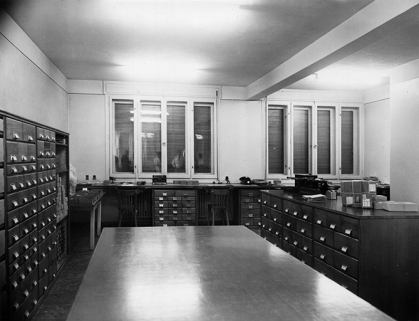 [Service expédition, avec au centre le comptoir du service après-vente], vers 1955. © Région Bourgogne-Franche-Comté, Inventaire du patrimoine