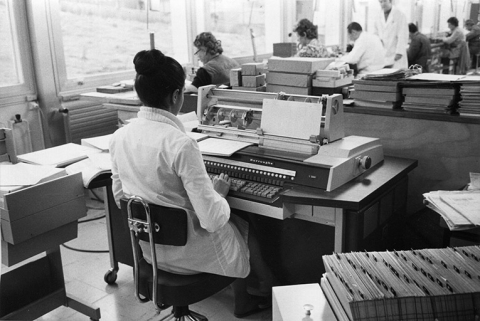 [Le service facturation et comptabilité], vers 1967. © Région Bourgogne-Franche-Comté, Inventaire du patrimoine
