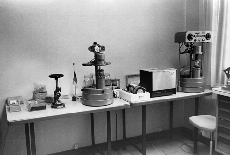 [Le local d'exposition], vers 1967 : outils et machines, dont une machine à nettoyer les montres et un bac à ultrason. © Région Bourgogne-Franche-Comté, Inventaire du patrimoine