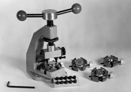 [Exemple d'appareil développé pour la société : potence à ouvrir et fermer les boîtes de montre, fabriquée au Japon dans les années 1970]. © Région Bourgogne-Franche-Comté, Inventaire du patrimoine