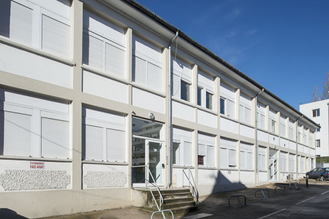 Façade est de l'atelier de fabrication. Vue de trois quarts gauche. © Région Bourgogne-Franche-Comté, Inventaire du patrimoine