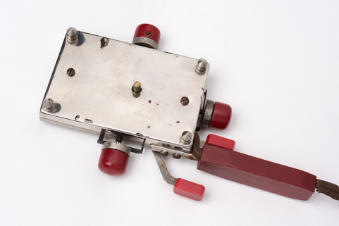 Microchapp d'origine : face inférieure. L'extrémité du tasseau en laiton portant le coussinet en rubis est visible au centre. © Région Bourgogne-Franche-Comté, Inventaire du patrimoine