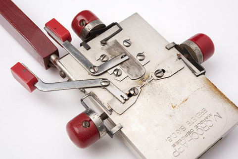 Microchapp d'origine, face supérieure : vue rapprochée. Le coussinet en rubis destiné à supporter le pivot de l'ancre est visible au centre, entre les deux palettes mobiles. © Région Bourgogne-Franche-Comté, Inventaire du patrimoine