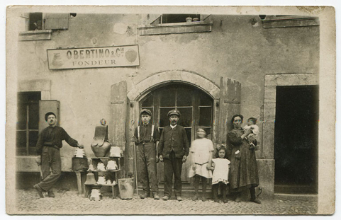 [La famille Obertino devant sa fonderie à La Sarraz (Suisse)], vers 1920. © Région Bourgogne-Franche-Comté, Inventaire du patrimoine