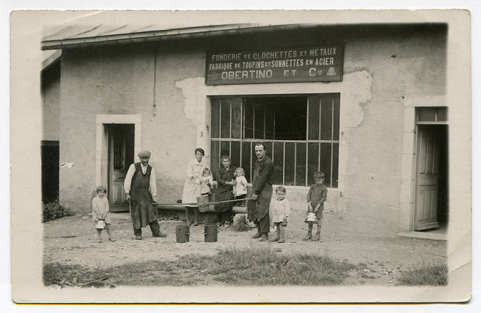 La famille Obertino devant l'atelier de fonderie, s.d. [vers 1930]. © Région Bourgogne-Franche-Comté, Inventaire du patrimoine