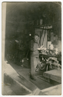 [Tournage d'une cloche par Jean Obertino], décennie 1930. © Région Bourgogne-Franche-Comté, Inventaire du patrimoine