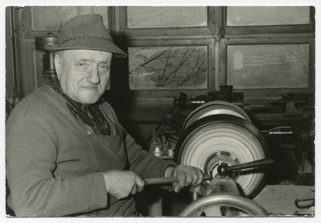 [Tournage d'une cloche par Jean Obertino], 1968. © Région Bourgogne-Franche-Comté, Inventaire du patrimoine