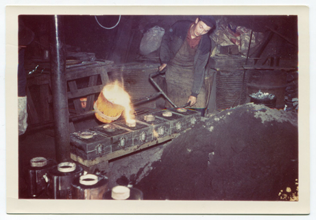 [Une coulée dans l'ancienne fonderie], vers 1964. © Région Bourgogne-Franche-Comté, Inventaire du patrimoine
