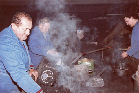 [Emile, Gilbert et Yves Obertino (de gauche à droite) au démoulage], janvier 1984. © Région Bourgogne-Franche-Comté, Inventaire du patrimoine