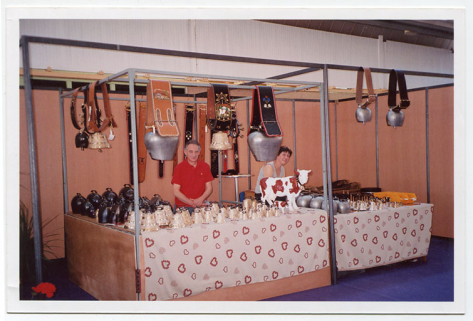 [Yves Obertino et sa femme derrière leur stand au Concours spécial de la vache de Montbéliard, à Bourg-en-Bresse, les 25 et 26 juin 2011]. © Région Bourgogne-Franche-Comté, Inventaire du patrimoine