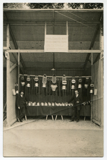 [Dyonis Obertino (à gauche) et Jean Obertino devant le stand de la fonderie Obertino et Cie, de Labergement-Sainte-Marie, lors d'une foire-exposition à Besançon], années 1920. © Région Bourgogne-Franche-Comté, Inventaire du patrimoine