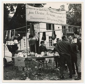 [Sylviane Obertino derrière le stand de la fonderie Obertino à Pierrefontaine-les-Varans, en septembre 1963 (Gilbert Obertino est à droite)]. © Région Bourgogne-Franche-Comté, Inventaire du patrimoine