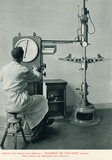 Service des essais des métaux. Essai de traction des métaux, 1955. © Région Bourgogne-Franche-Comté, Inventaire du patrimoine