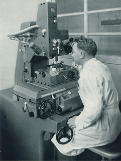 Atelier de mécanique. Machine à pointer (usinage des pièces), 1955. © Région Bourgogne-Franche-Comté, Inventaire du patrimoine