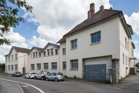 Façades sur la rue Violet. Vue de trois quarts droite.  © Région Bourgogne-Franche-Comté, Inventaire du patrimoine