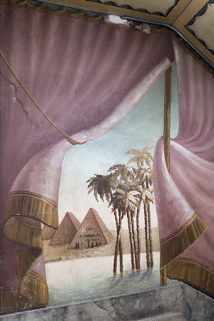 3e palier (à droite) : pyramides et palmiers. © Région Bourgogne-Franche-Comté, Inventaire du patrimoine