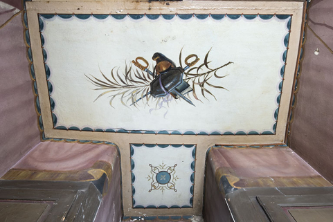 Plafond du repos entre le 1er et le 2e palier : trophée d'armes. © Région Bourgogne-Franche-Comté, Inventaire du patrimoine