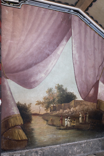 1er palier (à droite) : personnages entre rivière et murailles, en Afrique. © Région Bourgogne-Franche-Comté, Inventaire du patrimoine