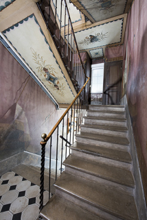 Cage d'escalier décorée. © Région Bourgogne-Franche-Comté, Inventaire du patrimoine
