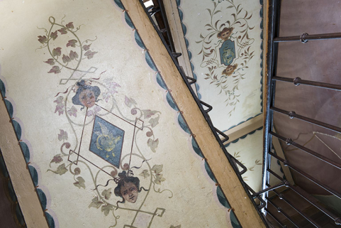 Plafond des 3e (gauche) et 4e (droite) volées. © Région Bourgogne-Franche-Comté, Inventaire du patrimoine