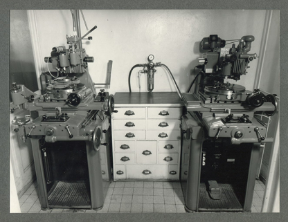 Atelier de métrologie : machines à contrôler, années 1960. © Région Bourgogne-Franche-Comté, Inventaire du patrimoine Atelier de métrologie : machines à contrôler, années 1960. © Région Bourgogne-Franche-Comté, Inventaire du patrimoine