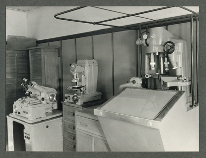 Atelier de métrologie : machines à contrôler, années 1960. © Région Bourgogne-Franche-Comté, Inventaire du patrimoine Atelier de métrologie : machines à contrôler, années 1960. © Région Bourgogne-Franche-Comté, Inventaire du patrimoine