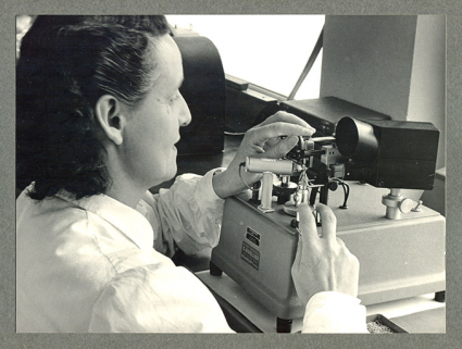 Ouvrière au travail, années 1960. © Région Bourgogne-Franche-Comté, Inventaire du patrimoine Ouvrière au travail, années 1960. © Région Bourgogne-Franche-Comté, Inventaire du patrimoine