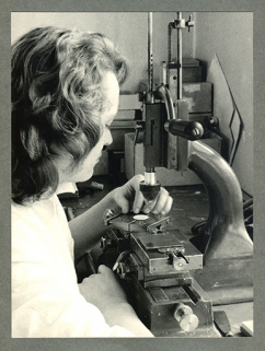 Ouvrière au travail : marquage du cadran, années 1960. © Région Bourgogne-Franche-Comté, Inventaire du patrimoine Ouvrière au travail : marquage du cadran, années 1960. © Région Bourgogne-Franche-Comté, Inventaire du patrimoine