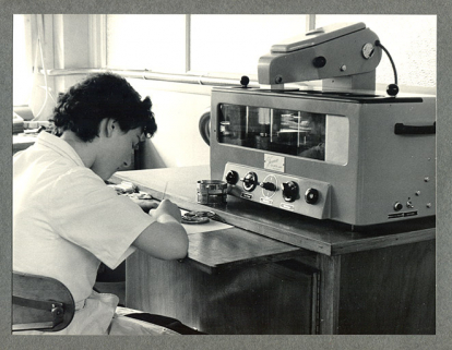 Ouvrière au travail : machine à laver pour l'industrie horlogère Jema, années 1960. © Région Bourgogne-Franche-Comté, Inventaire du patrimoine Ouvrière au travail : machine à laver pour l'industrie horlogère Jema, années 1960. © Région Bourgogne-Franche-Comté, Inventaire du patrimoine