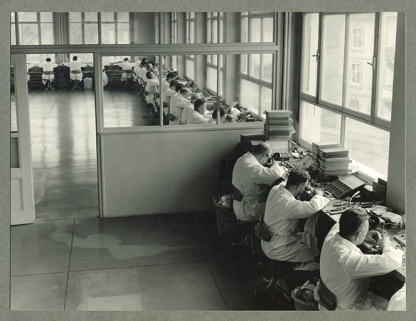 Atelier de montage de montres Herma, à Villers-le-Lac, années 1960. © Région Bourgogne-Franche-Comté, Inventaire du patrimoine