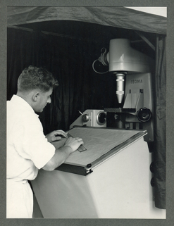 Technicien au travail sur un projecteur de profil Isoma, années 1960. © Région Bourgogne-Franche-Comté, Inventaire du patrimoine Technicien au travail sur un projecteur de profil Isoma, années 1960. © Région Bourgogne-Franche-Comté, Inventaire du patrimoine