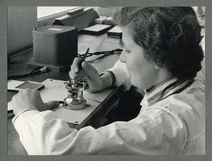 Ouvrière au travail : réglage du balancier-spiral, années 1960. © Région Bourgogne-Franche-Comté, Inventaire du patrimoine Ouvrière au travail : réglage du balancier-spiral, années 1960. © Région Bourgogne-Franche-Comté, Inventaire du patrimoine