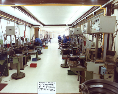Atelier Presses, rue H. Parrenin rez-de-chaussée, presses de reprise. A droite Georges Vivot, décennie 1980. © Région Bourgogne-Franche-Comté, Inventaire du patrimoine Atelier Presses, rue H. Parrenin rez-de-chaussée, presses de reprise. A droite Georges Vivot, décennie 1980. © Région Bourgogne-Franche-Comté, Inventaire du patrimoine