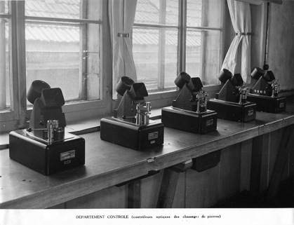 Département Contrôle (contrôleurs optiques des chassages de pierres), vers 1950. © Région Bourgogne-Franche-Comté, Inventaire du patrimoine Département Contrôle (contrôleurs optiques des chassages de pierres), vers 1950. © Région Bourgogne-Franche-Comté, Inventaire du patrimoine