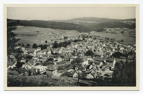 58 Morteau - Vue générale [sur le quartier de la rue Neuve], 1950-1951. La maison est en construction. © Région Bourgogne-Franche-Comté, Inventaire du patrimoine