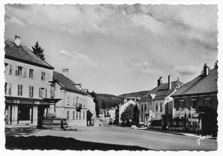 Morteau (Doubs). 157 - La fontaine et la rue de l'Helvétie, milieu 20e siècle. © Région Bourgogne-Franche-Comté, Inventaire du patrimoine
