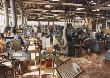 Atelier de fabrication (contre-angles et pièces à main dentaire), vers 1980. © Région Bourgogne-Franche-Comté, Inventaire du patrimoine