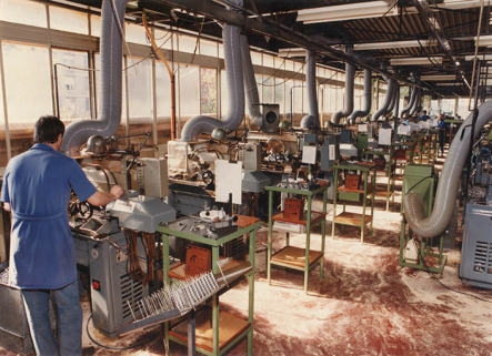 Atelier de fabrication (contre-angles et pièces à main dentaire), vers 1980. © Région Bourgogne-Franche-Comté, Inventaire du patrimoine