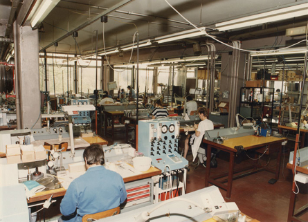 Atelier de montage (contre-angles et pièces à main dentaire), vers 1995. © Région Bourgogne-Franche-Comté, Inventaire du patrimoine