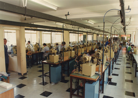 Atelier de fabrication des tire-nerfs dentaires, vers 1975. © Région Bourgogne-Franche-Comté, Inventaire du patrimoine