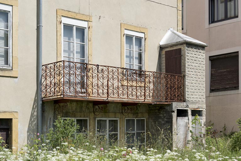 Façade postérieure : fenêtres multiples et balcon. © Région Bourgogne-Franche-Comté, Inventaire du patrimoine