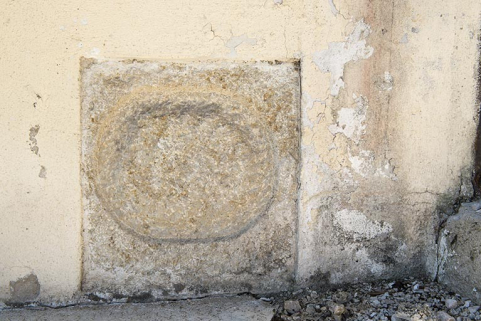 Pierre encastrée dans un angle de la façade nord. © Région Bourgogne-Franche-Comté, Inventaire du patrimoine