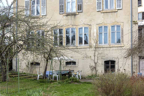 Façade postérieure : fenêtres horlogères et fenêtres multiples. © Région Bourgogne-Franche-Comté, Inventaire du patrimoine