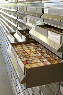 Magasin : meuble à tiroirs, certains ouverts. © Région Bourgogne-Franche-Comté, Inventaire du patrimoine